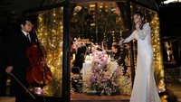 Saat malam tiba dekorasi dalam ruangan kaca itu terlihat cantik. Ada dua pemain musik yang mengiringi makan malam Atta dan Aurel Hermansyah. Foto: dok. Instagram Atta Halilintar