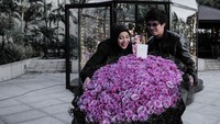 Di lokasi tersebut sudah ada ruangan kaca yang hanya muat dua orang lengkap dengan meja dan bangku untuk makan malam romantis. Foto: dok. Instagram Atta Halilintar