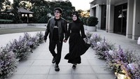 Atta Halilintar memberikan perayaan yang terlihat sederhana, tapi romantis untuk Aurel Hermansyah. Atta dan Aurel terlihat kompak memakai pakaian serba hitam. Foto: dok. Instagram Atta Halilintar