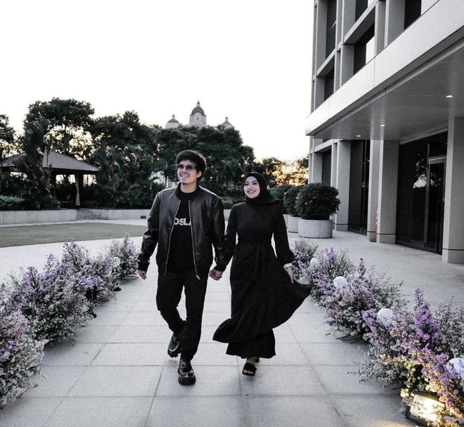 Setelah menikah Atta dan Aurel telah dikaruniai seorang anak perempuan yang diberi nama Ameena Nur Atta. Biasa selalu mengajak sang anak, kali ini Atta dan Aurel tampaknya ingin menghabiskan waktu berdua saja di hari anniversary mereka. Foto: Instagram/@attahalilintar