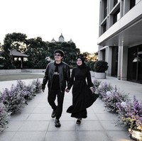 Setelah menikah Atta dan Aurel telah dikaruniai seorang anak perempuan yang diberi nama Ameena Nur Atta. Biasa selalu mengajak sang anak, kali ini Atta dan Aurel tampaknya ingin menghabiskan waktu berdua saja di hari anniversary mereka. Foto: Instagram/@attahalilintar