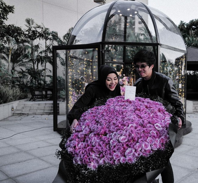 Kompak mengenakan pakaian serba hitam, dalam foto-foto unggahannya di Instagram terlihat Atta memberikan Aurel kejutan berupa buket bunga mawar yang sangat besar. Aurel pun tampak begitu bahagia menerima kejutan dari sang suami tercinta. Foto: Instagram/@attahalilintar