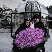 Kompak mengenakan pakaian serba hitam, dalam foto-foto unggahannya di Instagram terlihat Atta memberikan Aurel kejutan berupa buket bunga mawar yang sangat besar. Aurel pun tampak begitu bahagia menerima kejutan dari sang suami tercinta. Foto: Instagram/@attahalilintar