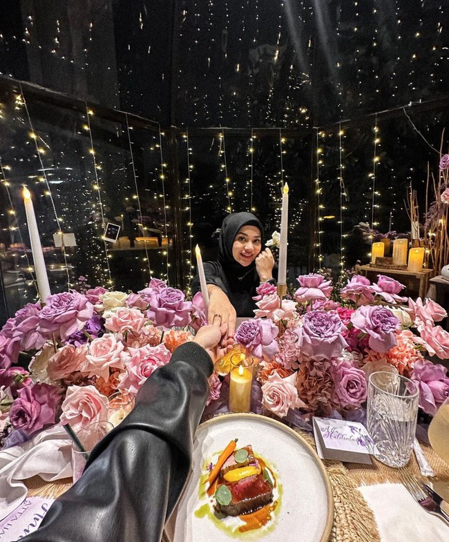 Atta dan Aurel tampak menghabiskan malam anniversary mereka dengan dinner romantis dan mewah di sebuah restoran. Meja dinner keduanya pun sudah didekorasi cantik dengan lilin dan bertabur bunga-bunga mawar yang indah. Foto: Instagram/@attahalilintar