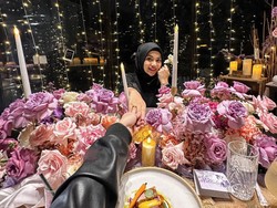 7 Foto Atta-Aurel Rayakan Anniversary ke-2, Dinner Romantis Bertabur Bunga