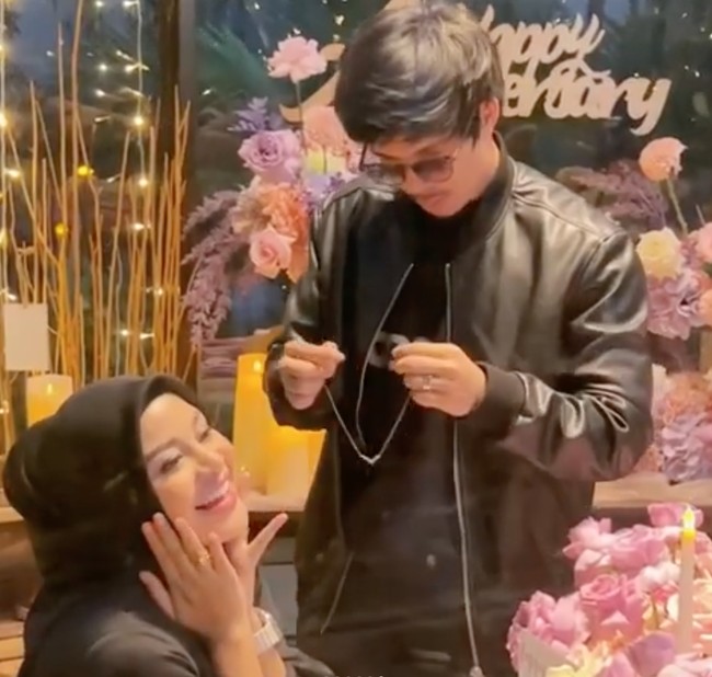 Di tengah-tengah dinner romanti, Atta memberikan hadiah anniversary untuk Aurel. Atta tampak mengeluarkan sebuah kalung kemudian memakaikannya ke sang istri tercinta. Foto: Instagram/@attahalilintar