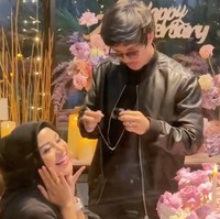 Di tengah-tengah dinner romanti, Atta memberikan hadiah anniversary untuk Aurel. Atta tampak mengeluarkan sebuah kalung kemudian memakaikannya ke sang istri tercinta. Foto: Instagram/@attahalilintar
