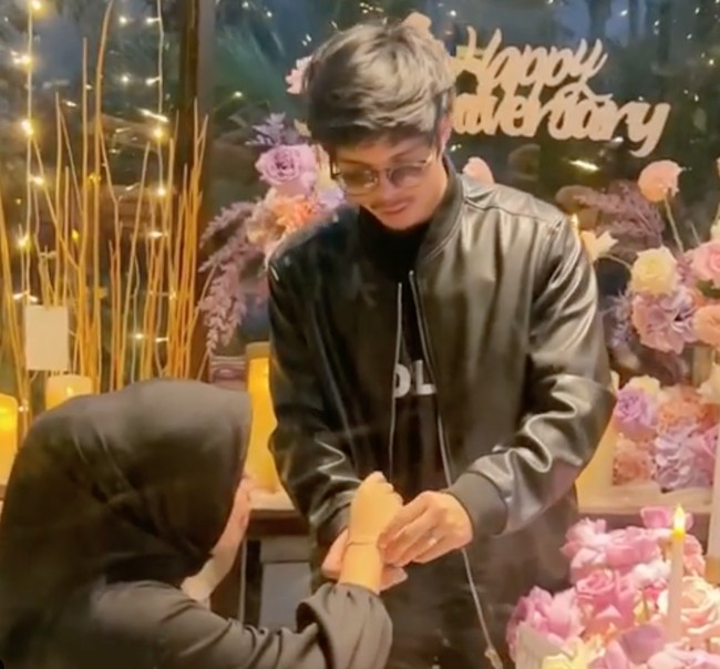 Tak hanya kalung, Atta juga memberikan Aurel sebuah gelang di hari anniversary mereka. Terlihat jika Atta memang sudah mempersiapkan kejutan anniversarynya untuk Aurel dengan matang. Foto: Instagram/@attahalilintar