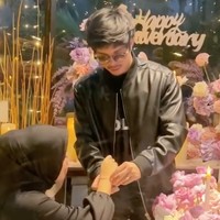 Tak hanya kalung, Atta juga memberikan Aurel sebuah gelang di hari anniversary mereka. Terlihat jika Atta memang sudah mempersiapkan kejutan anniversarynya untuk Aurel dengan matang. Foto: Instagram/@attahalilintar