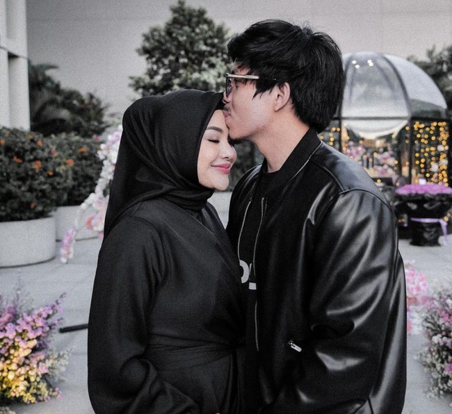 Tak lupa keduanya pun memamerkan pose mesra mereka. Dalam foto terlihat Atta yang mencium kening sang istri dengan penuh cinta. Foto: Instagram/@attahalilintar