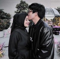 Tak lupa keduanya pun memamerkan pose mesra mereka. Dalam foto terlihat Atta yang mencium kening sang istri dengan penuh cinta. Foto: Instagram/@attahalilintar