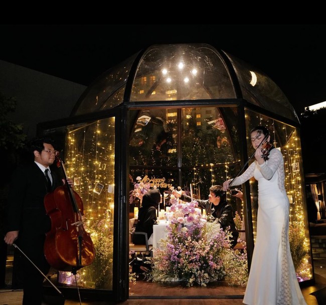 Menikah pada 3 April 2021, Atta Halilintar dan Aurel Hermansyah baru saja merayakan ulang tahun pernikahannya yang ke-3. Kali ini keduanya memilih menghabiskan momen dengan dinner romantis tanpa ditemani sang anak, Ameena. Foto: Instagram/@attahalilintar