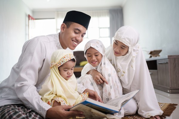 4 Cara Berbakti kepada Orang Tua yang Masih Hidup