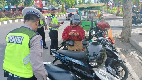 Polres Buleleng mengancam menilang pengendara yang memarkir kendaraan mereka di bahu jalan di depan Pasar Banyuasri Singaraja.