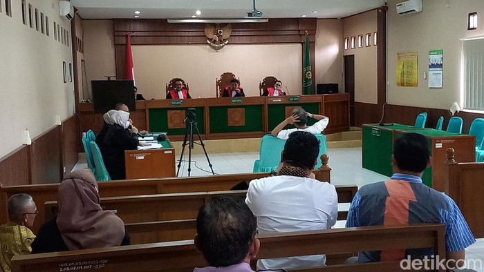Bambang Tri Mulyono tutup kuping lagi saat sidang digelar di PN Solo, Selasa (4/4/2023).