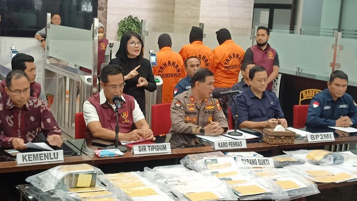 Bareskrim Polri menggelar komferensi pers terkait penangkapan dua sindikat perdagangan orang modus pengiriman TKI secara ilegal ke Timur Tengah, Selasa (4/4/2023).