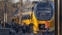 Kereta tergelincir setelah menabarak peralatan konstruksi.