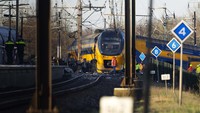 Kereta api itu tergelincir di Desa Voorschoten, antara Den Haag dan Amsterdam, Selasa (4/4) sekitar pukul 03.30 waktu setempat.