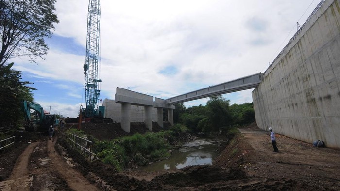 Begini Progres Terkini Tol Solo-Yogyakarta Pekerja menggunakan alat berat meratakan tanah pada proyek pembangunan Jalan Tol Solo-Yogyakarta di Sawit, Boyolali, Jawa Tengah, Senin (3/4/2023). Berdasarkan data Kementerian Pekerjaan Umum dan Perumahan Rakyat, progres konstruksi Seksi 1.1 Solo-Klaten telah mencapai 50,15 persen sehingga dapat difungsionalkan sepanjang enam kilometer yang terdiri dari kontruksi rigit empat kilometer dan
