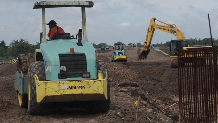 Begini Progres Terkini Tol Solo-Yogyakarta Pekerja menggunakan alat berat meratakan tanah pada proyek pembangunan Jalan Tol Solo-Yogyakarta di Sawit, Boyolali, Jawa Tengah, Senin (3/4/2023). Berdasarkan data Kementerian Pekerjaan Umum dan Perumahan Rakyat, progres konstruksi Seksi 1.1 Solo-Klaten telah mencapai 50,15 persen sehingga dapat difungsionalkan sepanjang enam kilometer yang terdiri dari kontruksi rigit empat kilometer dan