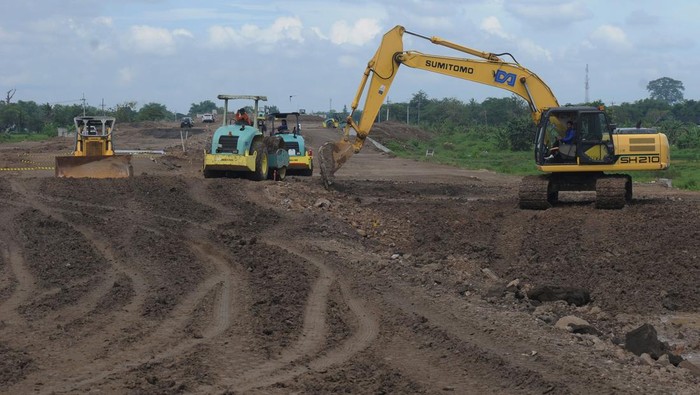 Begini Progres Terkini Tol Solo-Yogyakarta Pekerja menggunakan alat berat meratakan tanah pada proyek pembangunan Jalan Tol Solo-Yogyakarta di Sawit, Boyolali, Jawa Tengah, Senin (3/4/2023). Berdasarkan data Kementerian Pekerjaan Umum dan Perumahan Rakyat, progres konstruksi Seksi 1.1 Solo-Klaten telah mencapai 50,15 persen sehingga dapat difungsionalkan sepanjang enam kilometer yang terdiri dari kontruksi rigit empat kilometer dan