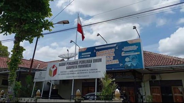 Bendera merah putih yang berkibar di halaman kantor Bawaslu Purworejo sempat terpasang terbalik, Selasa (4/4/2023).