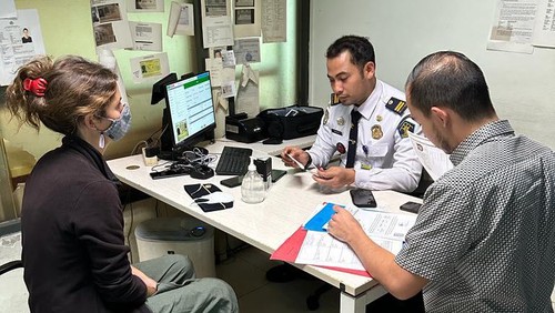 WNA Italia AVC dideportasi melalui Bandara Internasional Soekarno Hatta oleh Kanim Denpasar, Selasa (4/4/2023).