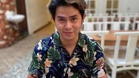 Meski makan di restoran, menu kesukaanya tetap nasi rames ala rumahan. Menu pilihannya ada tumis buncis, tumisn pare hingga sambal pedas. Foto: Instagram
