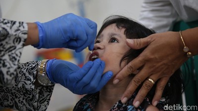 Cegah Polio, Ratusan Balita di Kota Bekasi Diberi Vaksin