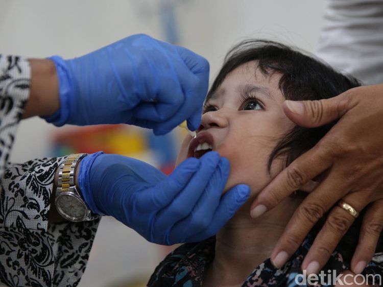 Cegah Polio, Ratusan Balita di Kota Bekasi Diberi Vaksin