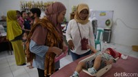 Pemberian vaksinasi polio dilakukan di Posyandu, Puskesmas, Rumah Sakit (RS) swasta dan 43 klinik yang berada di Kota Bekasi.