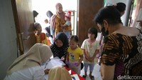 Pemerintah Provinsi Jawa Barat melaksanakan vaksinasi polio untuk anak usia 0-59 bulan secara serentak mulai 3 April 2023.