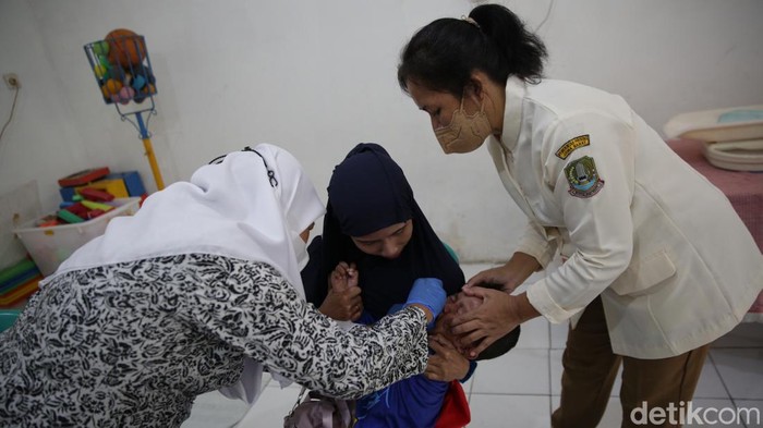 Cegah Polio, Petugas Dinas Keshatan Kota Bekasi, memberikan vaksin polio kepada balita di Aren Jaya, Kota Bekasi, Jawa Barat, Selasa (04/04/2023).
