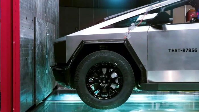 Crash test Tesla Cybertruck