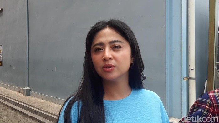 dewi perssik