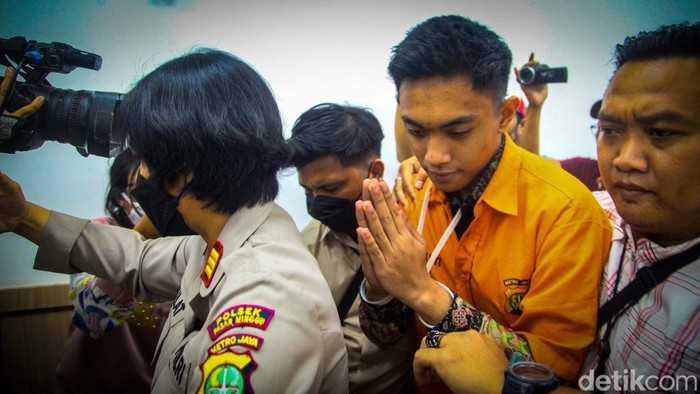 Mario Dandy Satriyo (20) dan Shane Lukas (19) menjadi saksi sidang kasus penganiayaan terhadap Cristalino David Ozora dengan terdakwa AG. Keduanya bungkam usai keluar dari PN Jaksel.