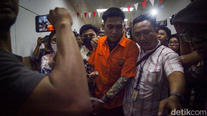 Mario Dandy Satriyo (20) dan Shane Lukas (19) menjadi saksi sidang kasus penganiayaan terhadap Cristalino David Ozora dengan terdakwa AG. Keduanya bungkam usai keluar dari PN Jaksel.