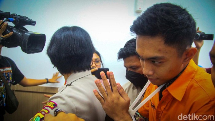 Mario Dandy Satriyo (20) dan Shane Lukas (19) menjadi saksi sidang kasus penganiayaan terhadap Cristalino David Ozora dengan terdakwa AG. Keduanya bungkam usai keluar dari PN Jaksel.