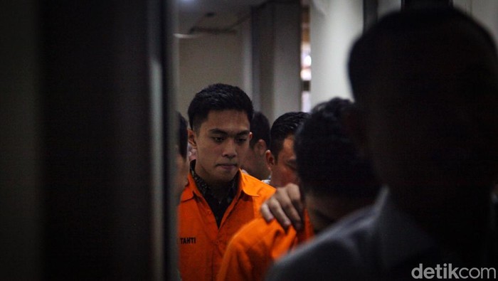 Ekspresi Mario Dandy dan Shane Lukas Usai Jadi Saksi Sidang AG Mario Dandy Satriyo (20) dan Shane Lukas (19) menjadi saksi sidang kasus penganiayaan terhadap Cristalino David Ozora dengan terdakwa AG. Keduanya bungkam usai keluar dari PN Jaksel.