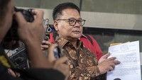 Mantan Direktur Penyelidikan KPK Brigjen Endar Priantoro menunjukan surat pemberhentian dirinya dari jabatan Direktur Penyelidikan KPK kepada wartawan usai membuat aduan ke Dewan Pengawas KPK di Gedung C1 KPK, Jakarta.