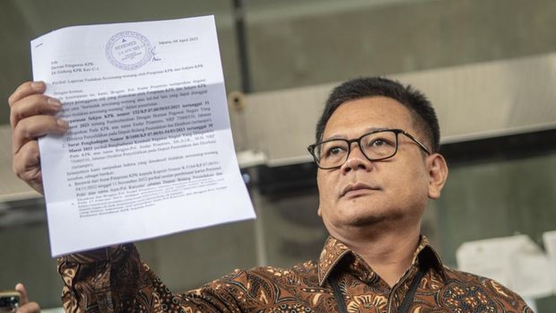 Mantan Direktur Penyelidikan KPK Brigjen Endar Priantoro berjalan usai membuat aduan ke Dewan Pengawas KPK terkait pemberhentiannya dari jabatan Direktur Penyelidikan KPK di Gedung C1 KPK, Jakarta, Selasa (4/4/2023). Endar Priantoro membuat aduan atas dugaan pelanggaran kode etik yang dilakukan oleh Sekjen KPK dan salah satu pimpinan KPK terkait dengan penerbitan surat keputusan pemberhentian tersebut, serta terbitnya surat penghadapan dari KPK kepada Polri terkait penghentian itu.