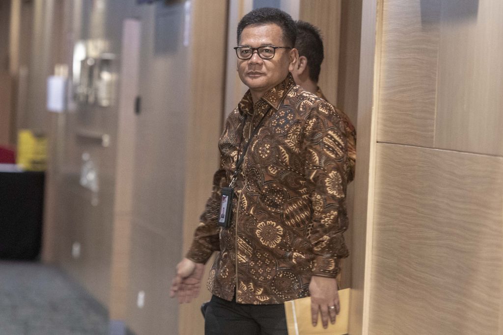 Mantan Direktur Penyelidikan KPK Brigjen Endar Priantoro berjalan usai membuat aduan ke Dewan Pengawas KPK terkait pemberhentiannya dari jabatan Direktur Penyelidikan KPK di Gedung C1 KPK, Jakarta, Selasa (4/4/2023). Endar Priantoro membuat aduan atas dugaan pelanggaran kode etik yang dilakukan oleh Sekjen KPK dan salah satu pimpinan KPK terkait dengan penerbitan surat keputusan pemberhentian tersebut, serta terbitnya surat penghadapan dari KPK kepada Polri terkait penghentian itu.