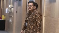 Mantan Direktur Penyelidikan KPK Brigjen Endar Priantoro berjalan usai membuat aduan ke Dewan Pengawas KPK terkait pemberhentiannya dari jabatan Direktur Penyelidikan KPK.