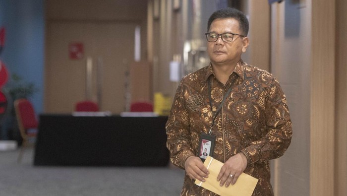 Endar Priantoro Laporkan Firli Cs ke Dewas KPK Soal Pencopotan Mantan Direktur Penyelidikan KPK Brigjen Endar Priantoro berjalan usai membuat aduan ke Dewan Pengawas KPK terkait pemberhentiannya dari jabatan Direktur Penyelidikan KPK di Gedung C1 KPK, Jakarta, Selasa (4/4/2023). Endar Priantoro membuat aduan atas dugaan pelanggaran kode etik yang dilakukan oleh Sekjen KPK dan salah satu pimpinan KPK terkait dengan penerbitan surat keputusan pemberhentian tersebut, serta terbitnya surat penghadapan dari KPK kepada Polri terkait penghentian itu.