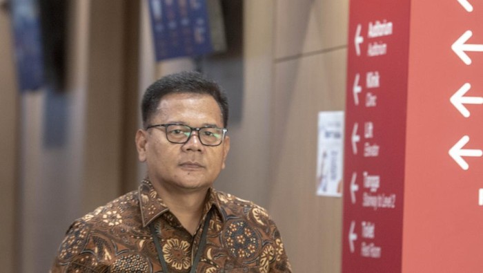 Mantan Direktur Penyelidikan KPK Brigjen Endar Priantoro berjalan usai membuat aduan ke Dewan Pengawas KPK terkait pemberhentiannya dari jabatan Direktur Penyelidikan KPK di Gedung C1 KPK, Jakarta, Selasa (4/4/2023). Endar Priantoro membuat aduan atas dugaan pelanggaran kode etik yang dilakukan oleh Sekjen KPK dan salah satu pimpinan KPK terkait dengan penerbitan surat keputusan pemberhentian tersebut, serta terbitnya surat penghadapan dari KPK kepada Polri terkait penghentian itu.