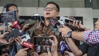 Mantan Direktur Penyelidikan KPK Brigjen Endar Priantoro menjawab pertanyaan wartawan.