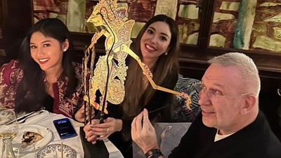 7 Foto Erina Gudono Dinner Bareng Jean Paul Gaultier di Paris, Bawa Wayang