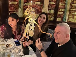7 Foto Erina Gudono Dinner Bareng Jean Paul Gaultier di Paris, Bawa Wayang