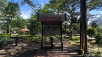 Tiang petunjuk yang ada di taman tersebut juga jadi sasaran vandalisme. (Foto: Wisma Putra/detikJabar)