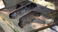 Alas yang terbuat dari plat besi kondisinya cukup memprihatinkan dan alami kerusakan. (Foto: Wisma Putra/detikJabar)